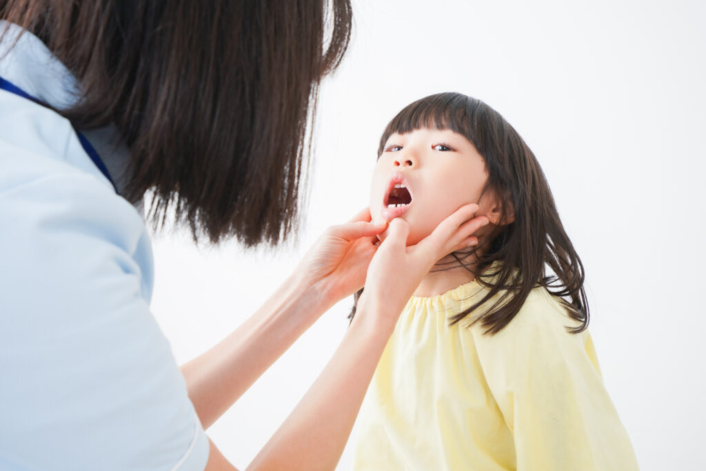 歯医者さんに治療をしてもらう小さな女の子