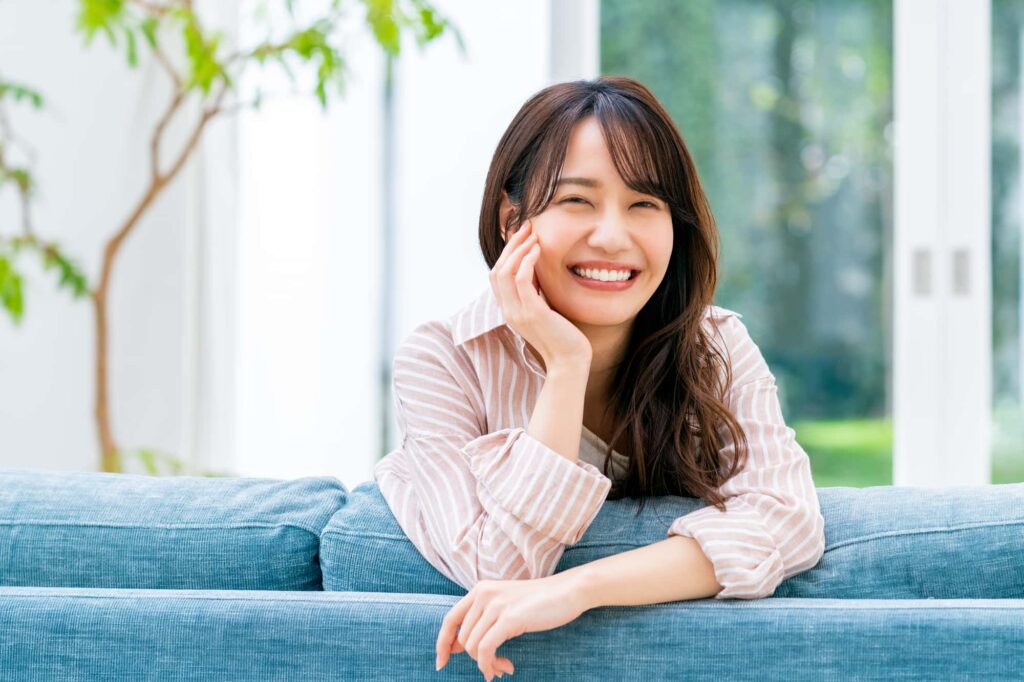 ホワイトニングした白い歯で笑う女性
