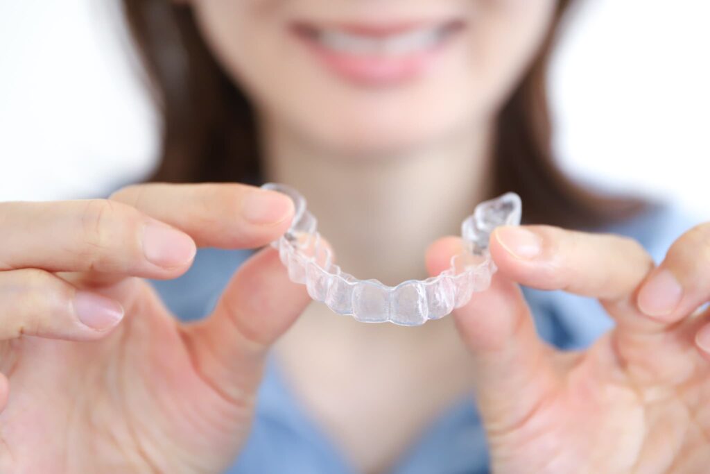 マウスピースを持つ女性の手元