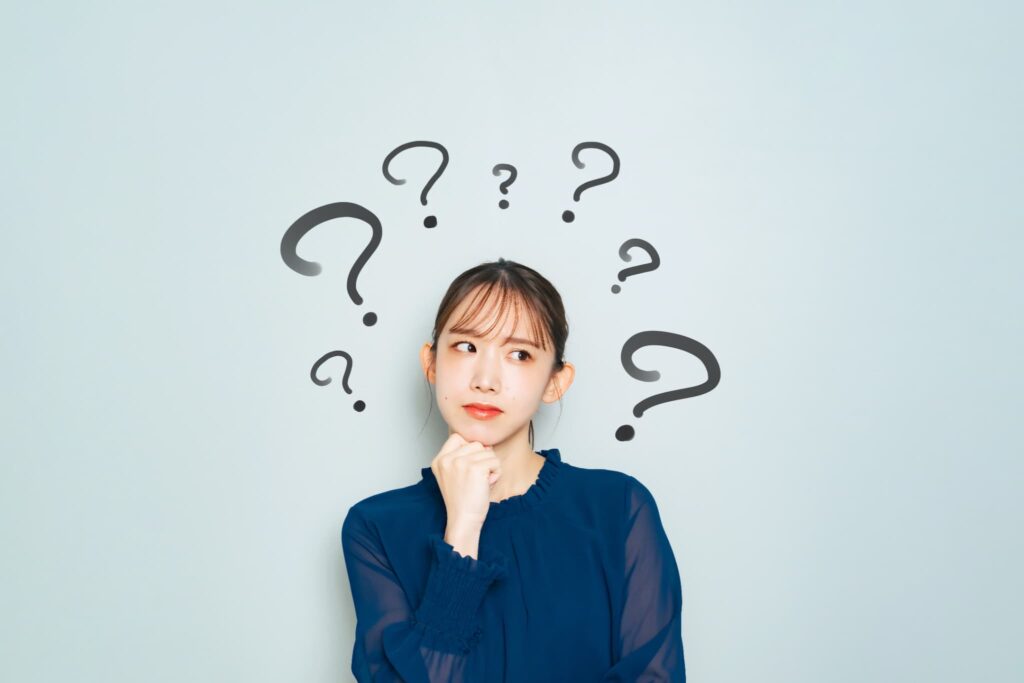 マウスピース矯正は失敗することがあるのか考える女性