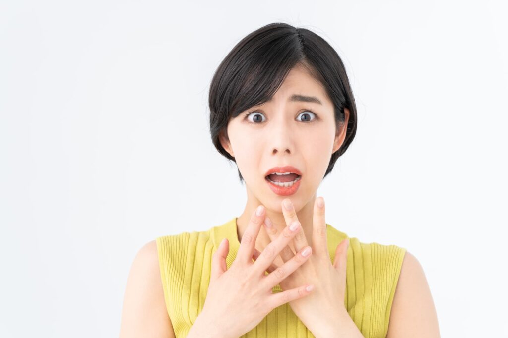 ワイヤー矯正の装置が外れて驚く女性