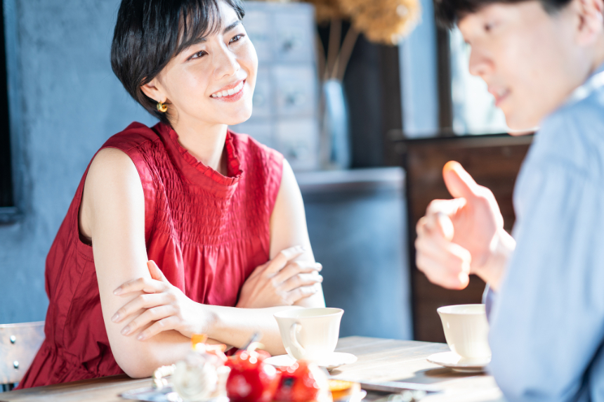 マウスピース矯正中に友人と外食をする女性