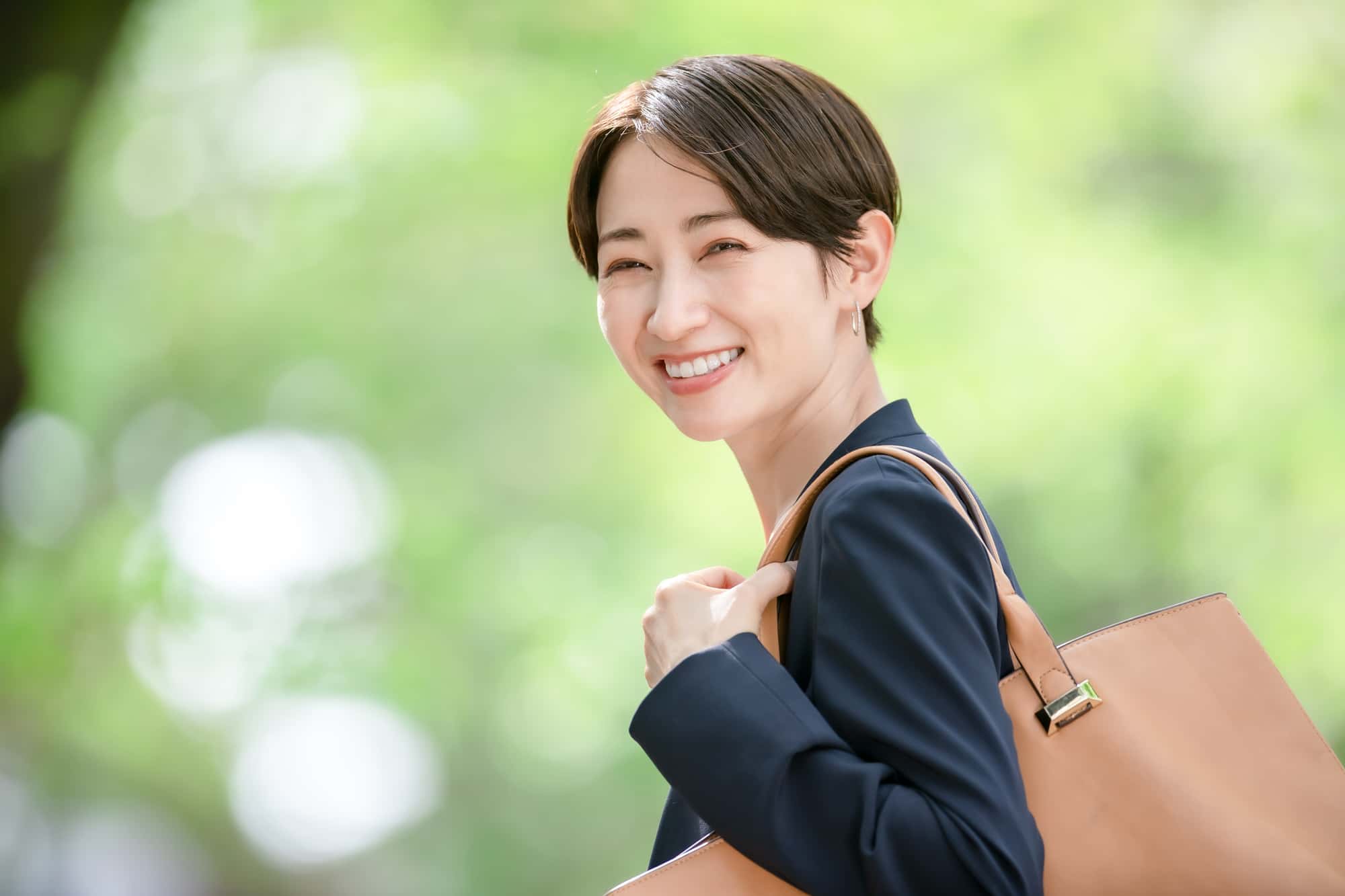 ホワイトニングをした美しい白い歯で笑う女性