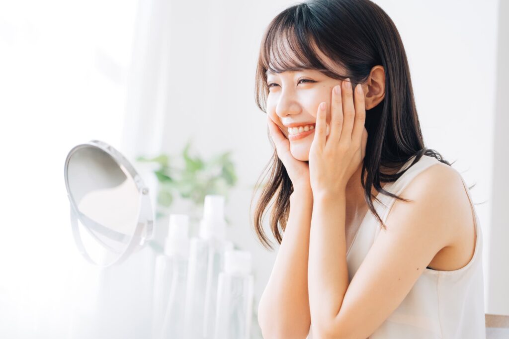 歯の矯正をして喜ぶ女性