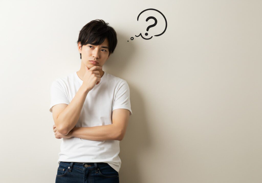 歯の矯正は保険適用の対象になるのか考える男性