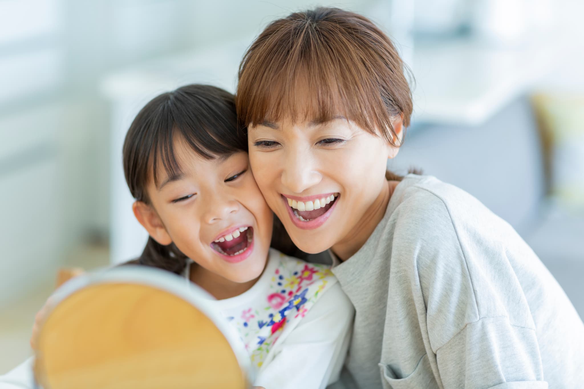 自宅でMFTのトレーニングを行う親子