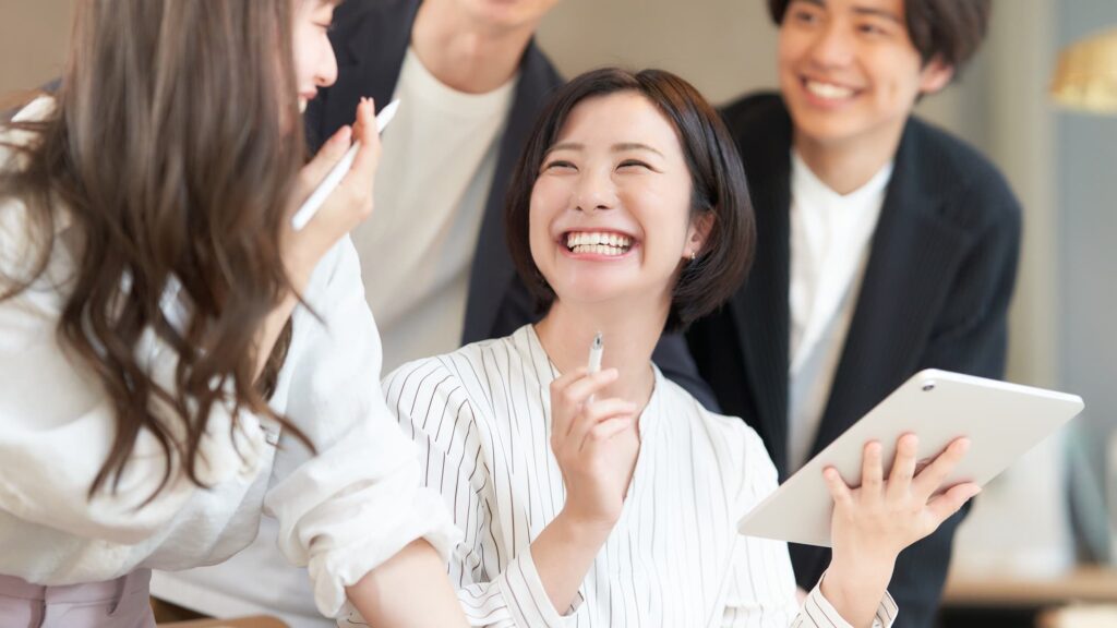 笑顔で楽しそうに働く女性