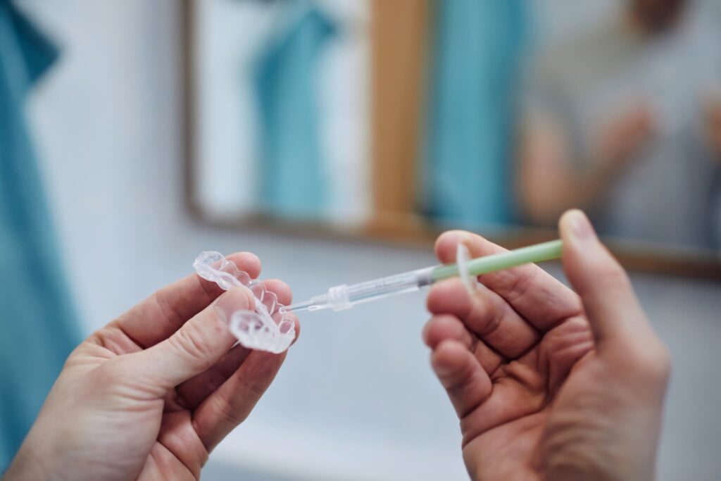 ホームホワイトニングの薬剤をマウスピースに入れているところ