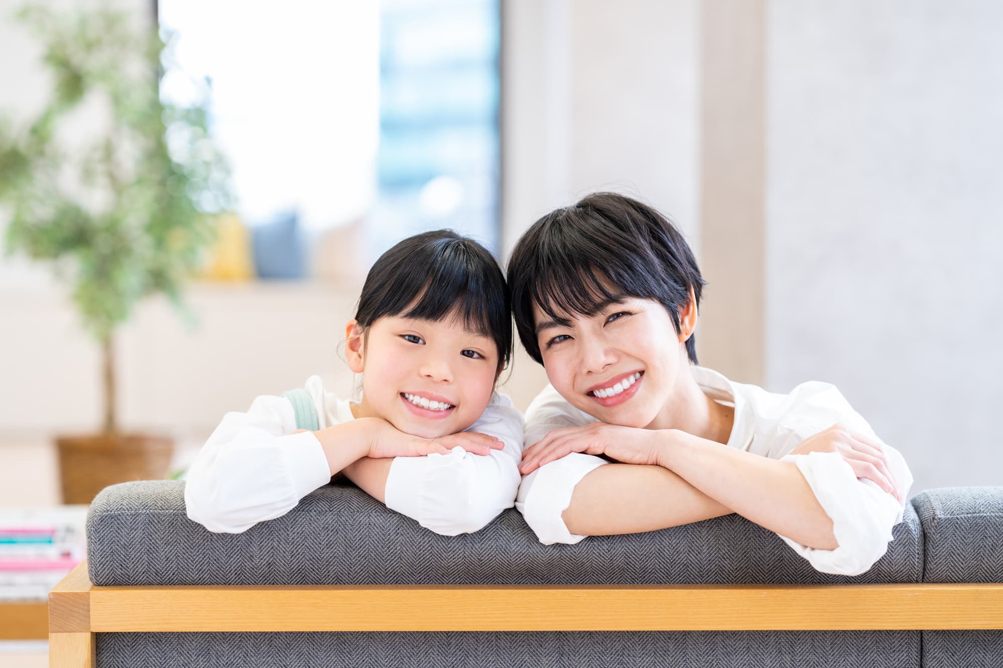 整った歯並びで笑顔を見せる親子