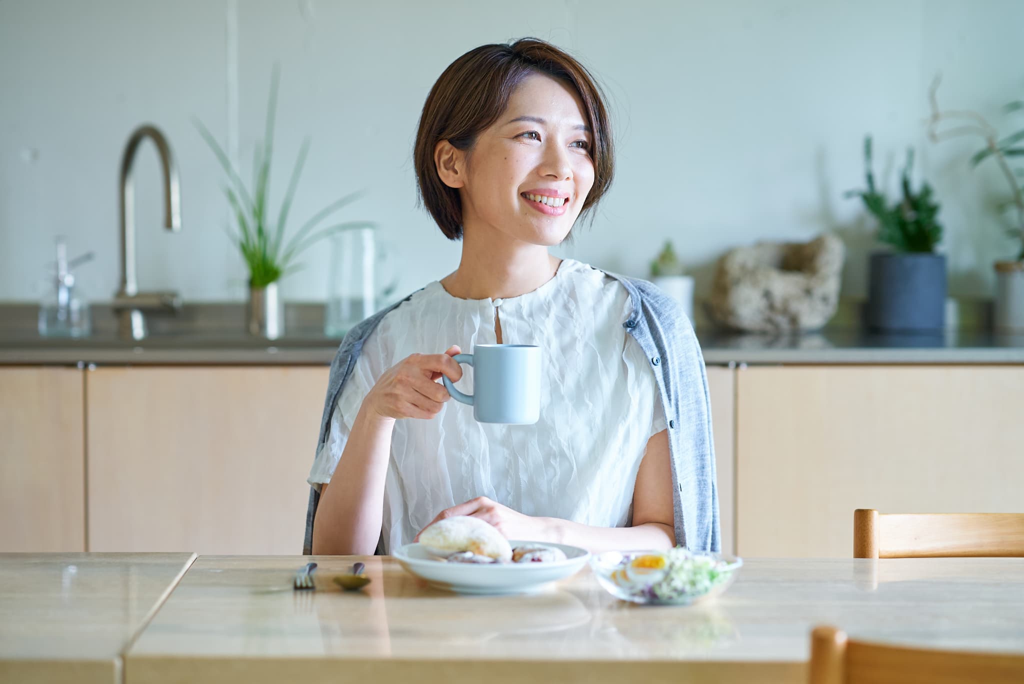 マウスピース矯正を終えて正しい噛み合わせで食事できるようになった女性