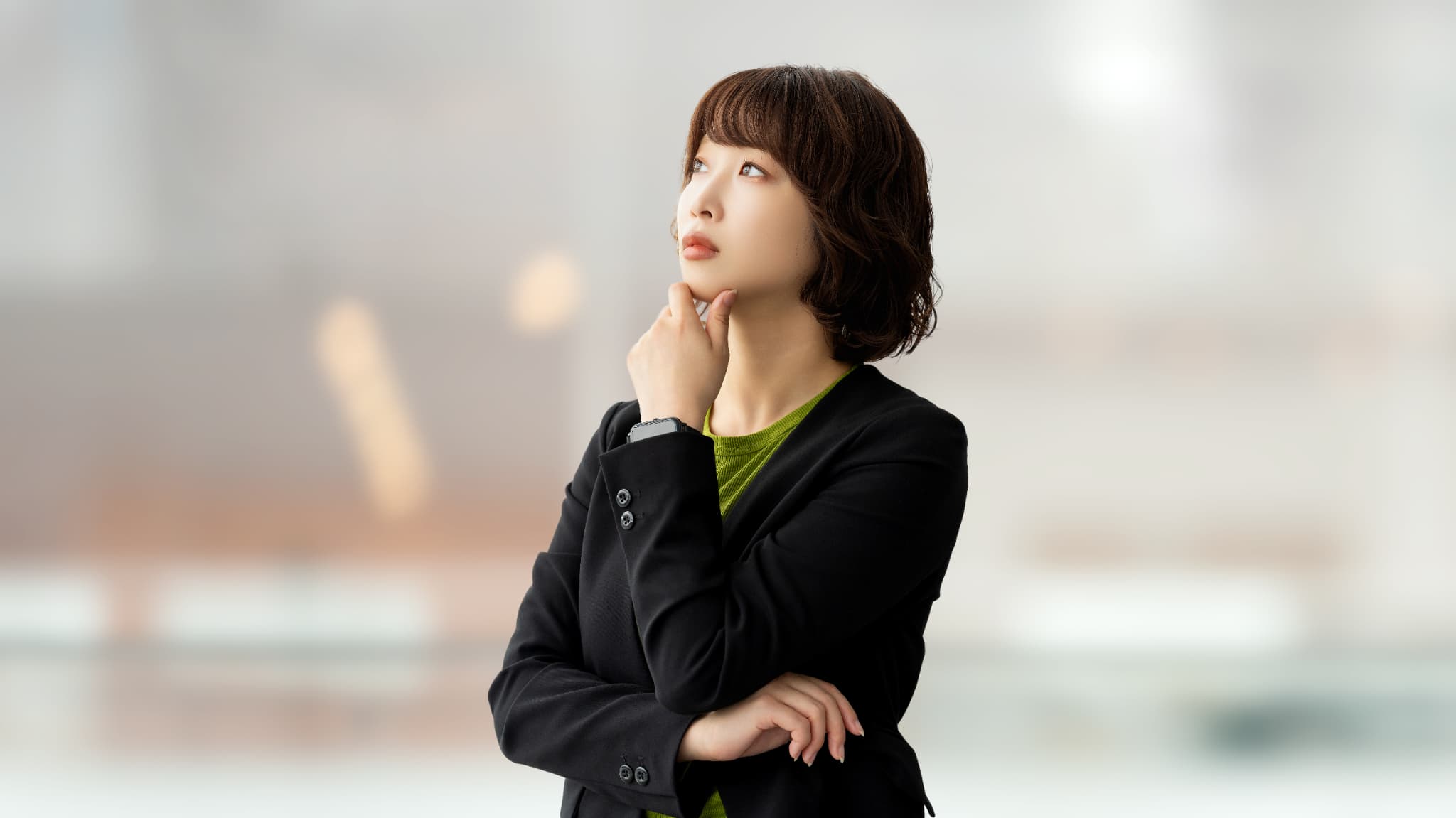 噛み合わせが悪いとどんなリスクがあるのか考える女性