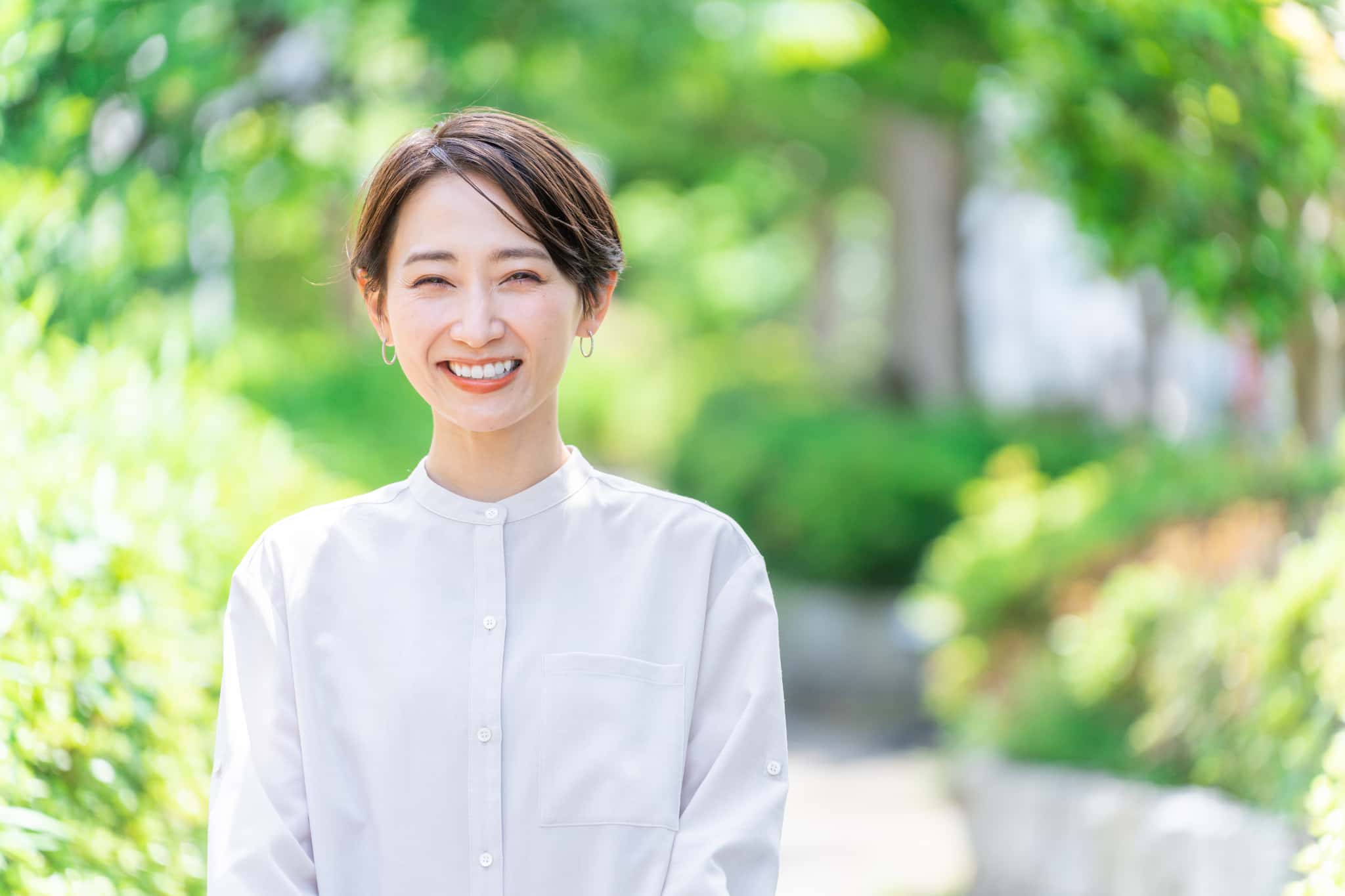 ホワイトニングをした美しい歯で笑う女性