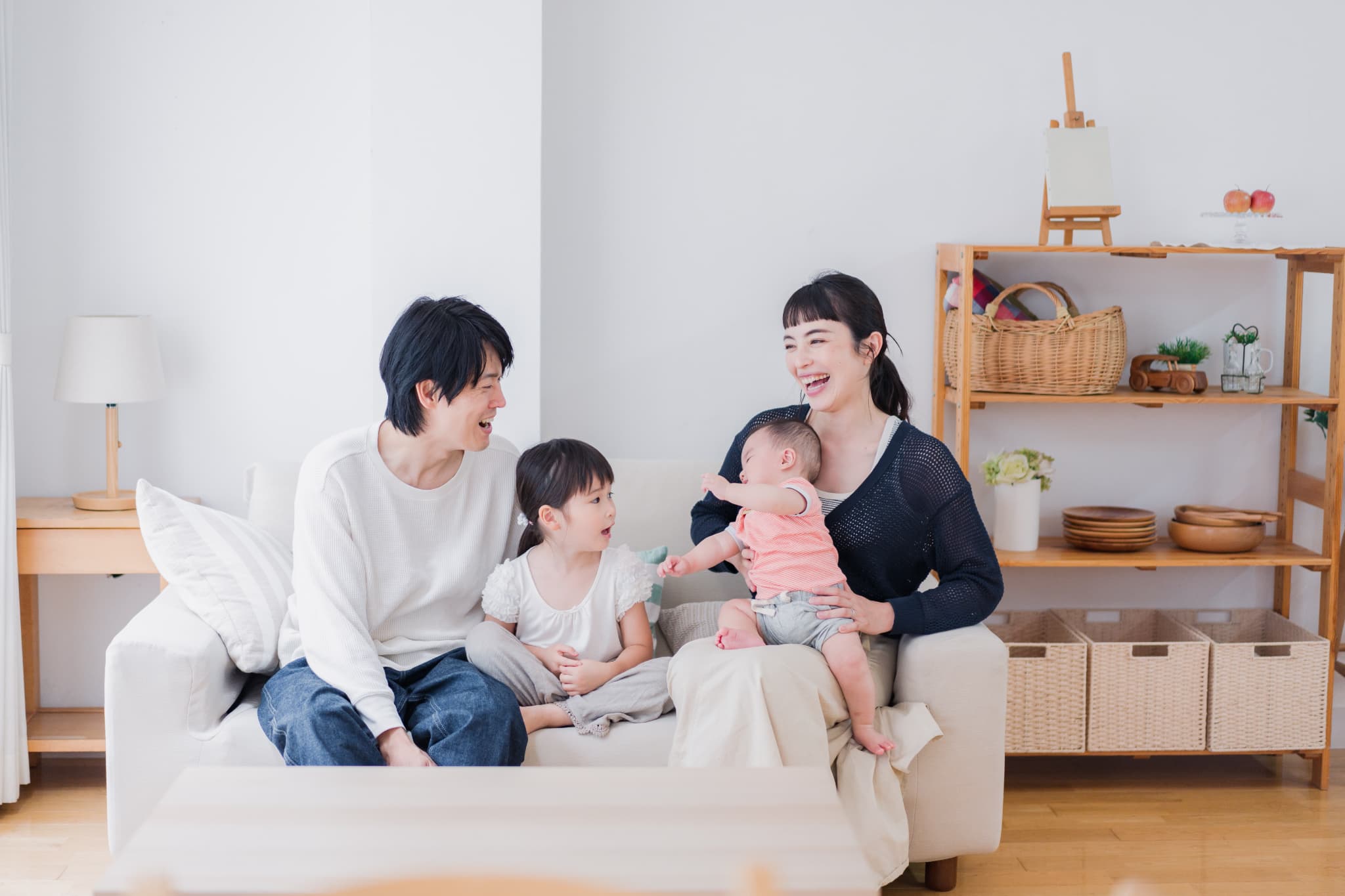 笑顔で寛ぐ親子