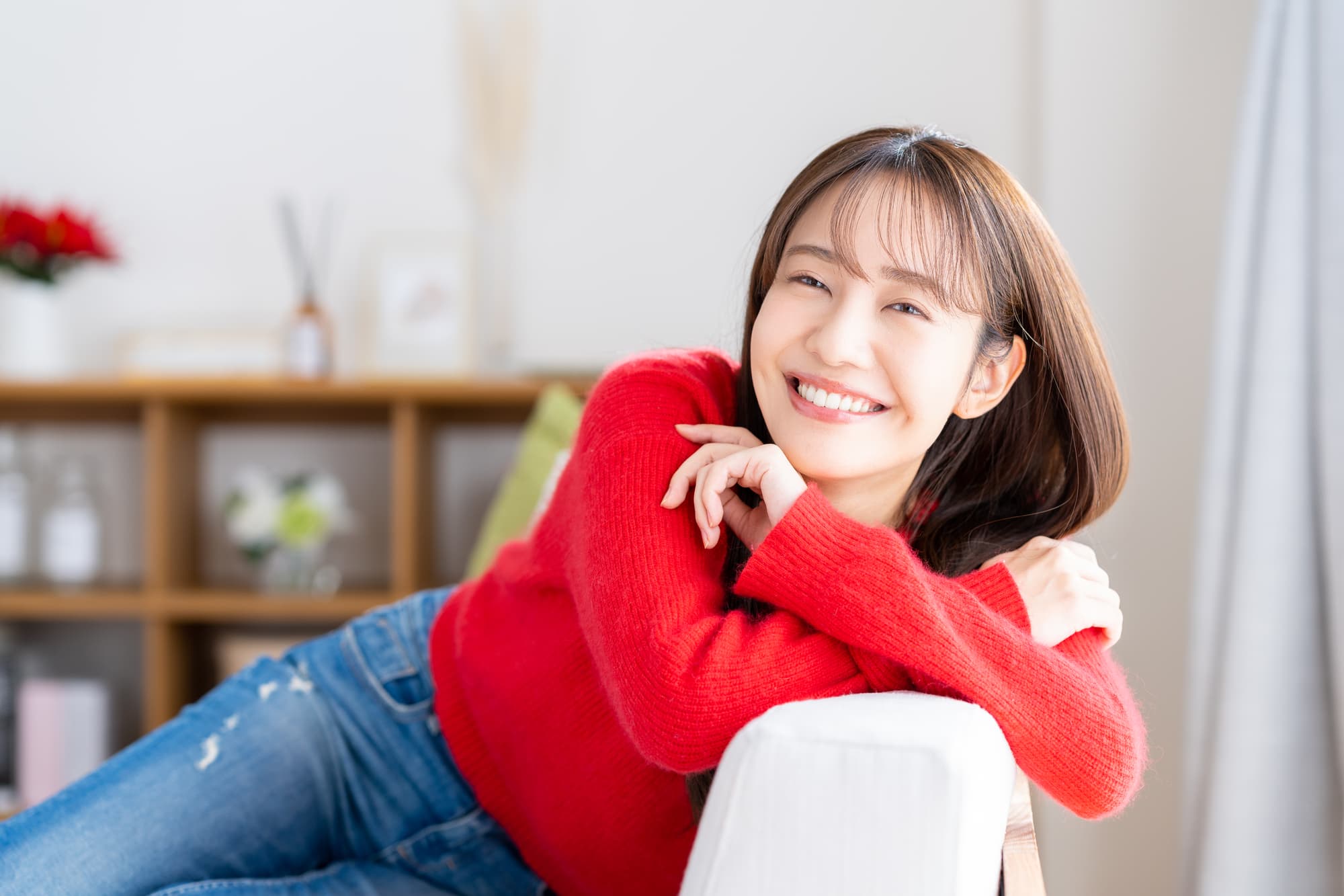 受け口が治って笑顔の女性