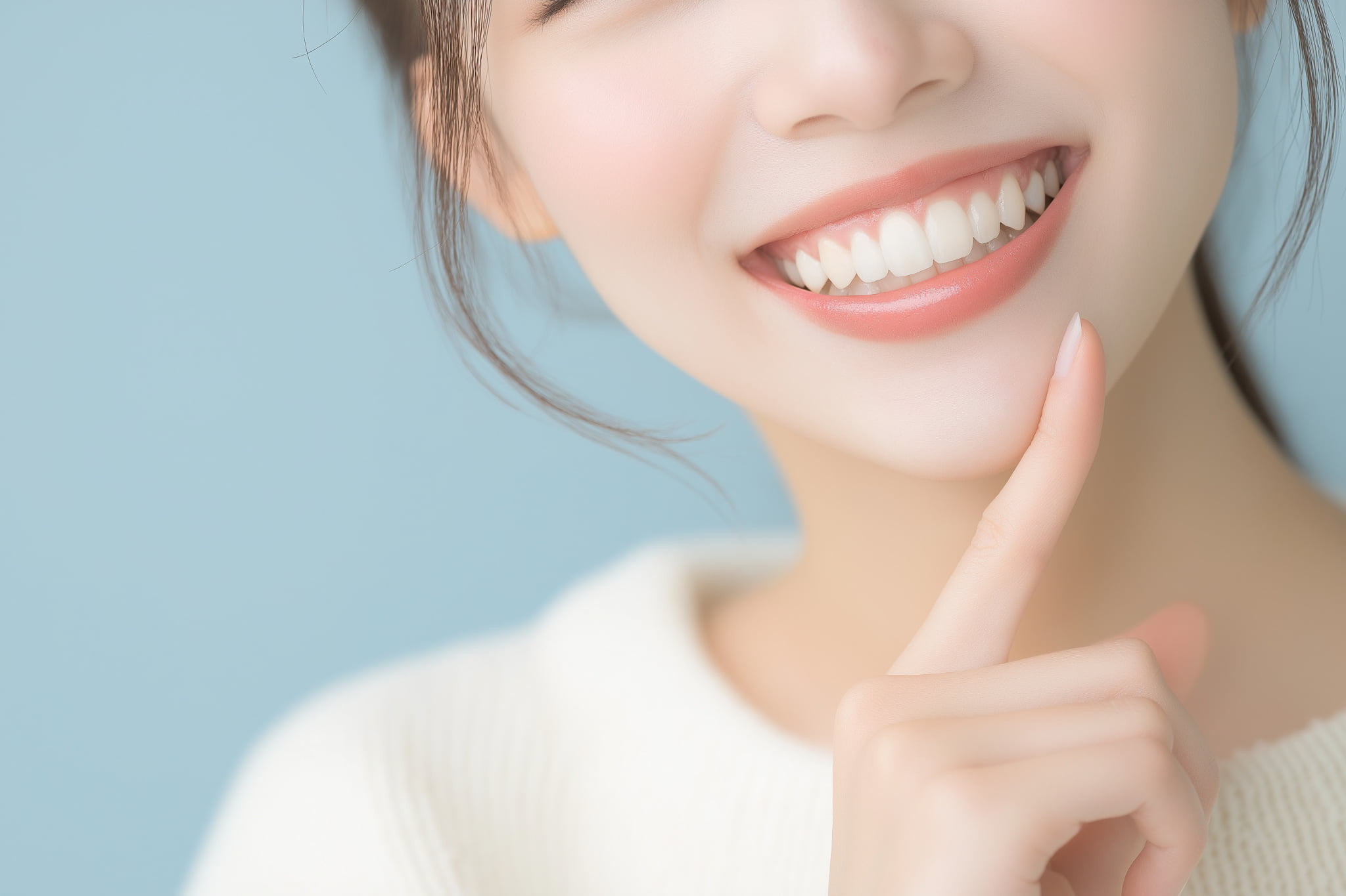 ワイヤー矯正の治療が終わり笑顔になる女性