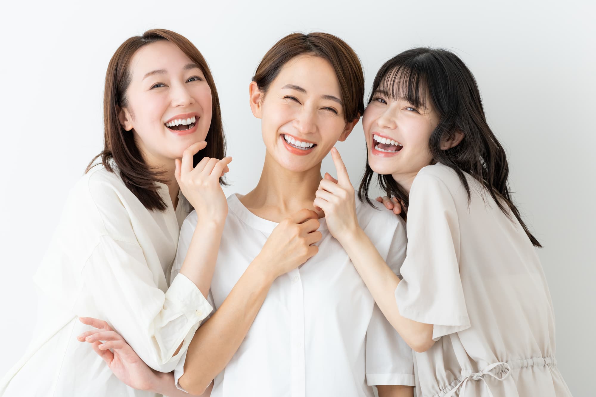 様々な世代の笑顔の女性たち