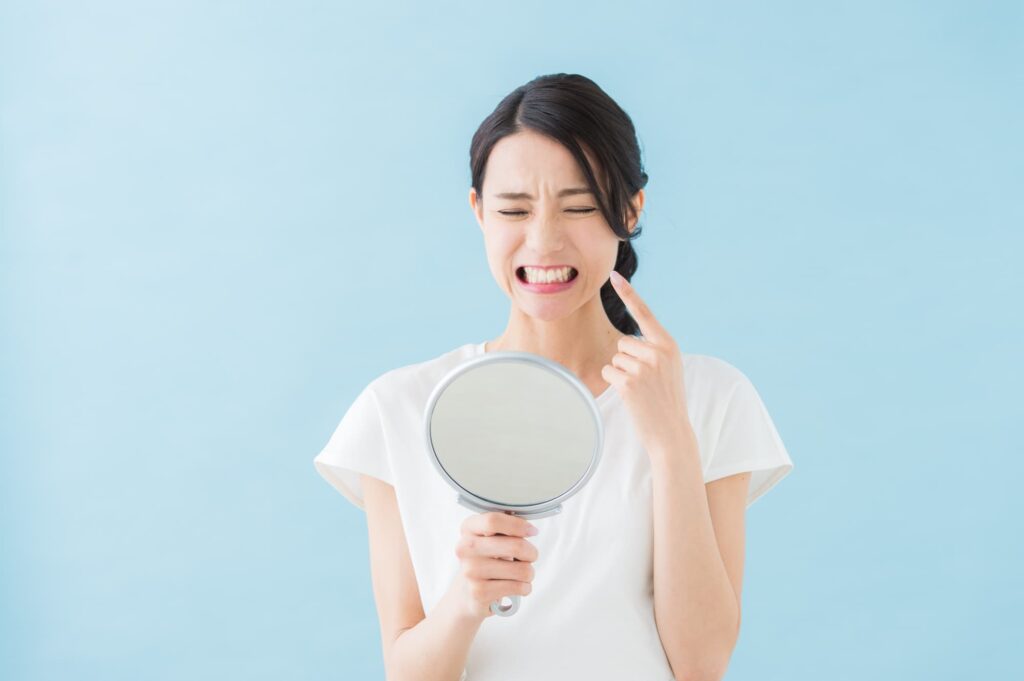 知覚過敏で歯がしみる女性