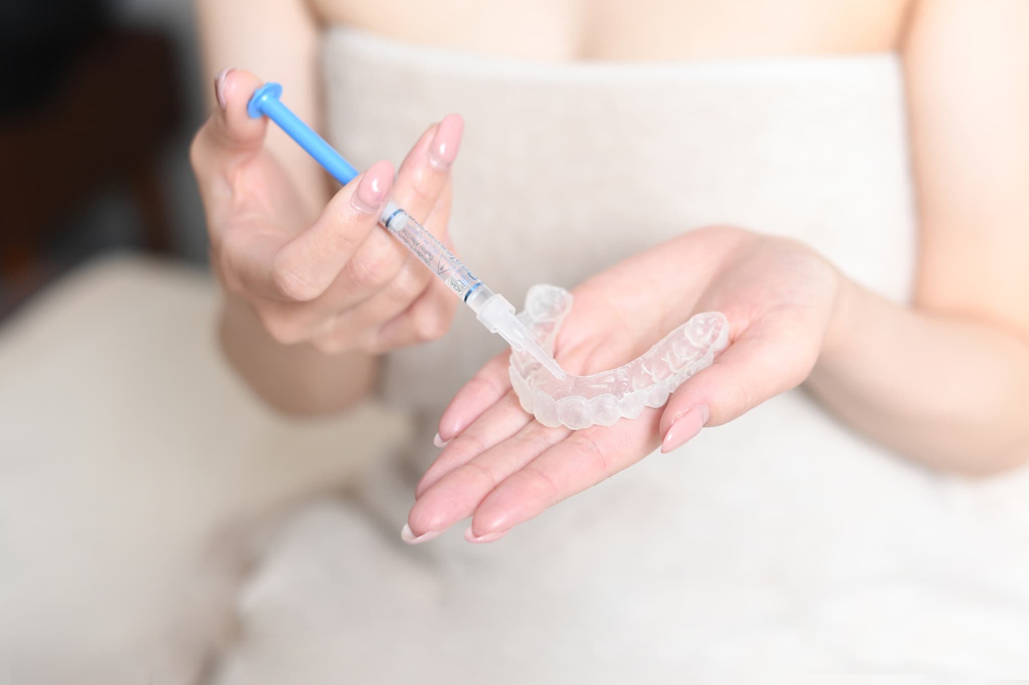 正しくホワイトニングの薬剤を使用する女性