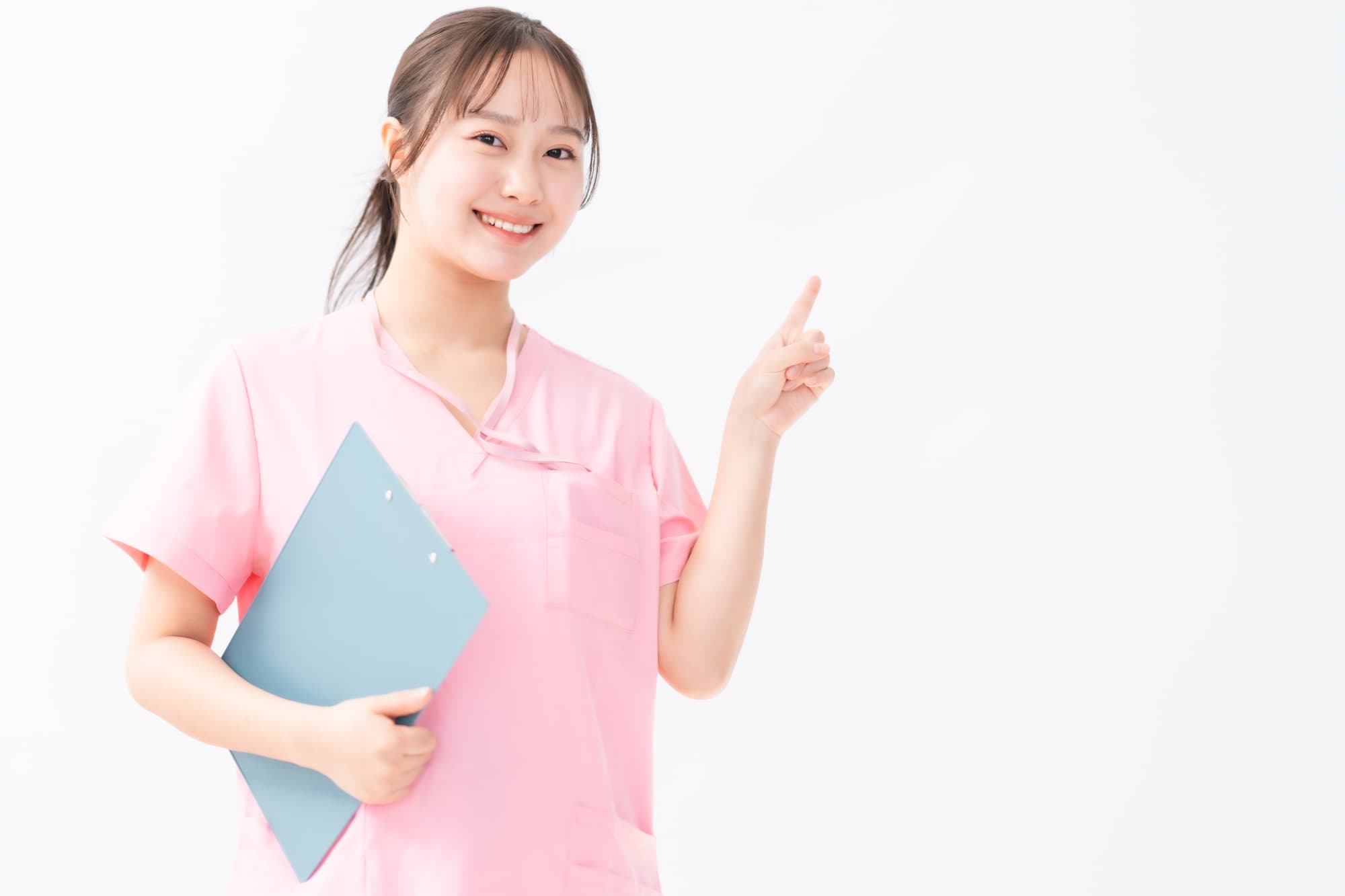 マウスピース矯正中の注意点を伝える歯科医師