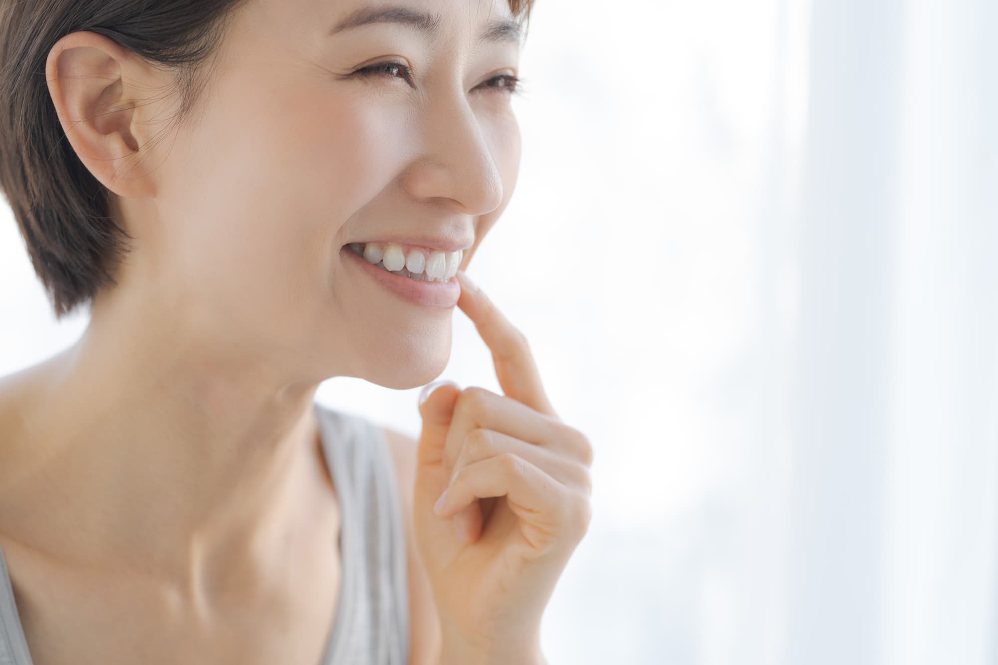 裏側矯正をして綺麗な歯並びを手に入れた女性