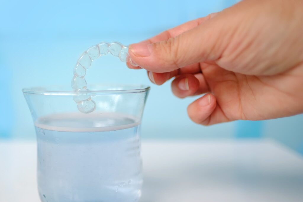 洗浄剤を使用してマウスピースの手入れをする様子