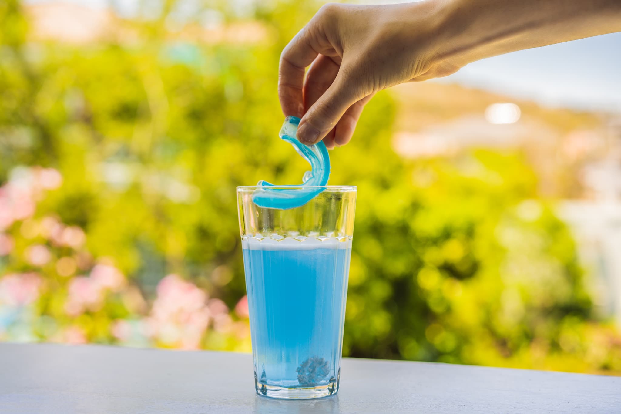 プレオルソを洗浄液に浸けようとしているイメージ