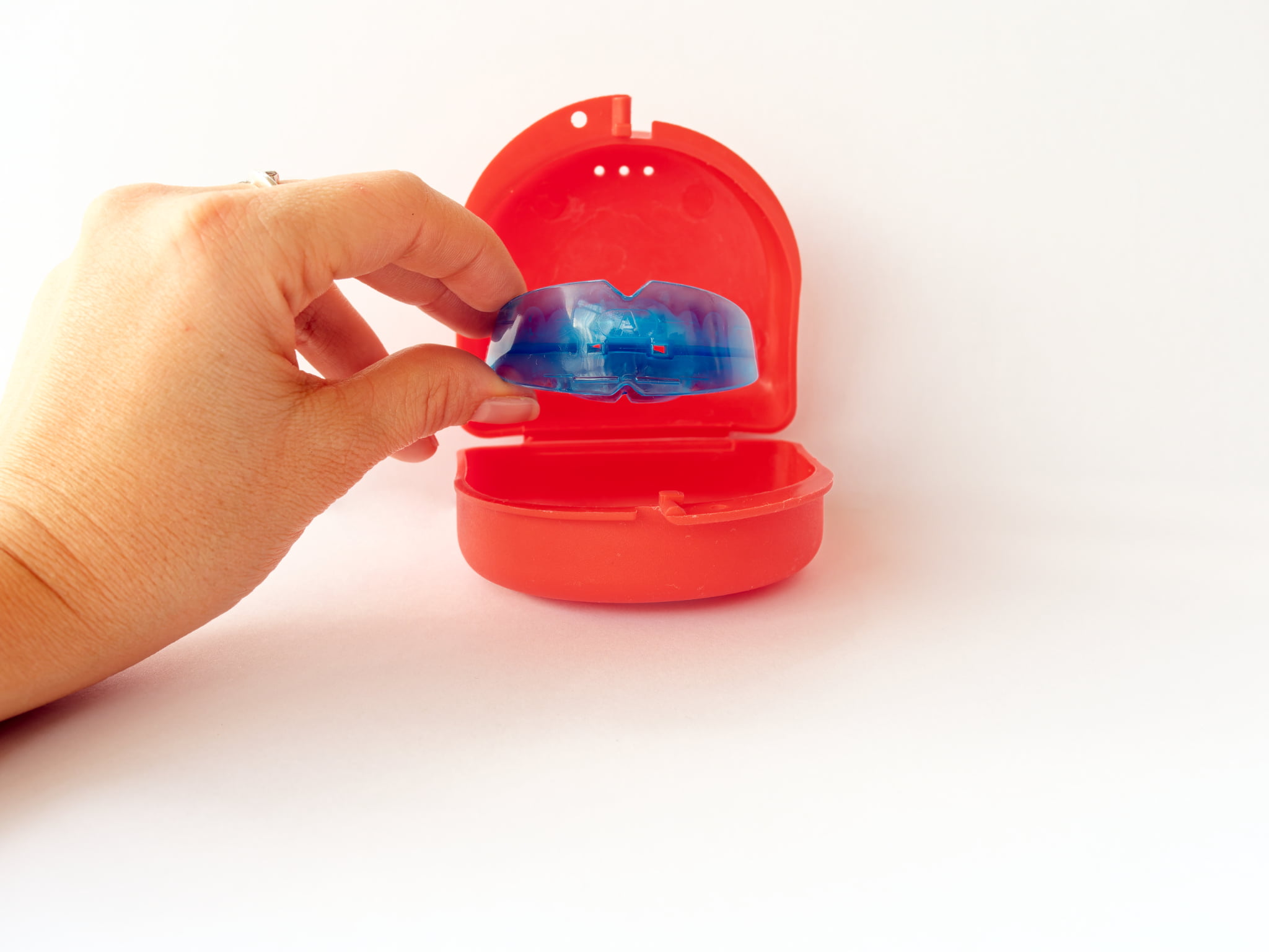 プレオルソをケースに入れて保管しようとしているイメージ