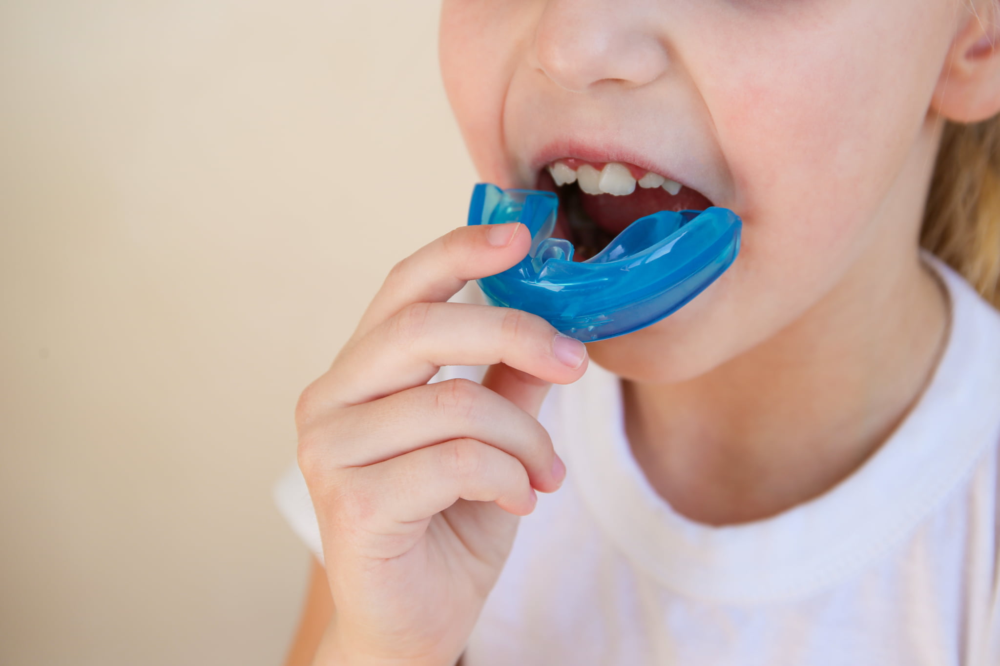 プレオルソを装着しようとしている子ども