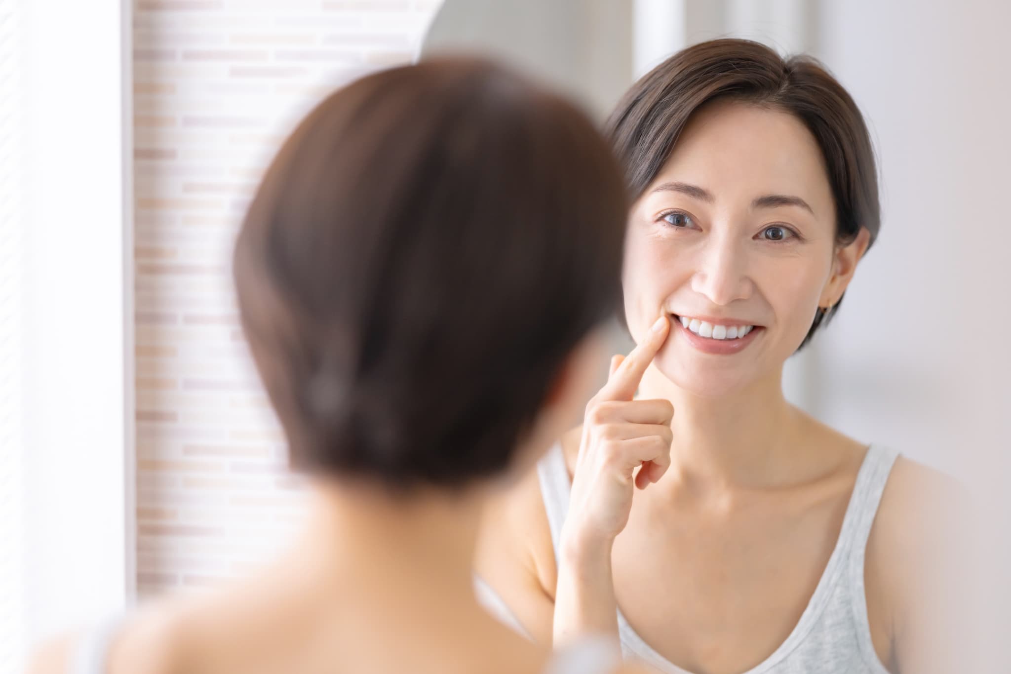 矯正治療中の虫歯を予防し治療を終えた笑顔の女性