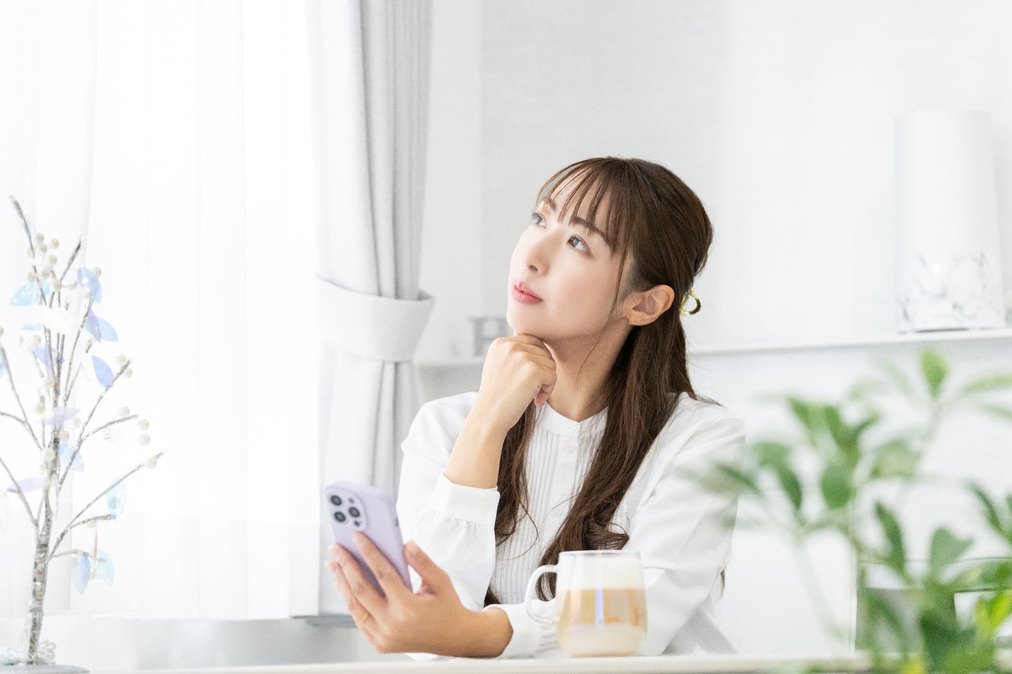 インビザラインのアライナーをつけたまま食事をするのはNGなのか考える女性