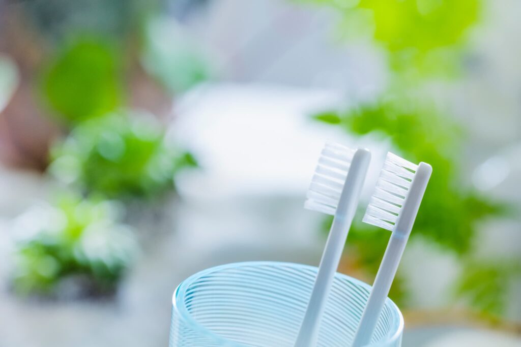コップに入った歯ブラシ