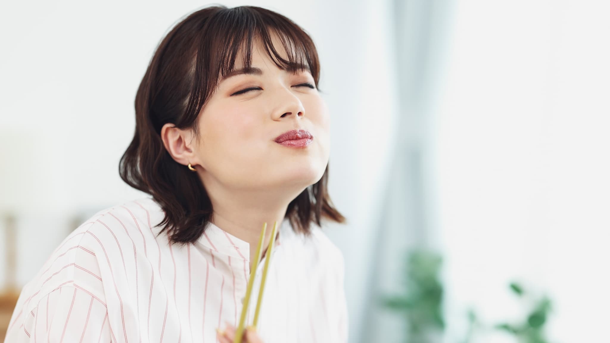 食事を楽しむワイヤー矯正中の女性