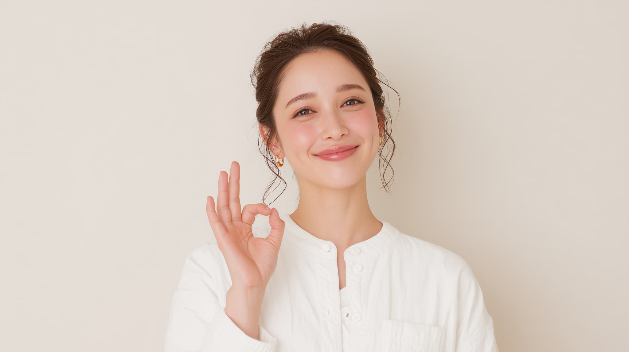 ワイヤー矯正中でも安心して食べられるものを紹介する女性