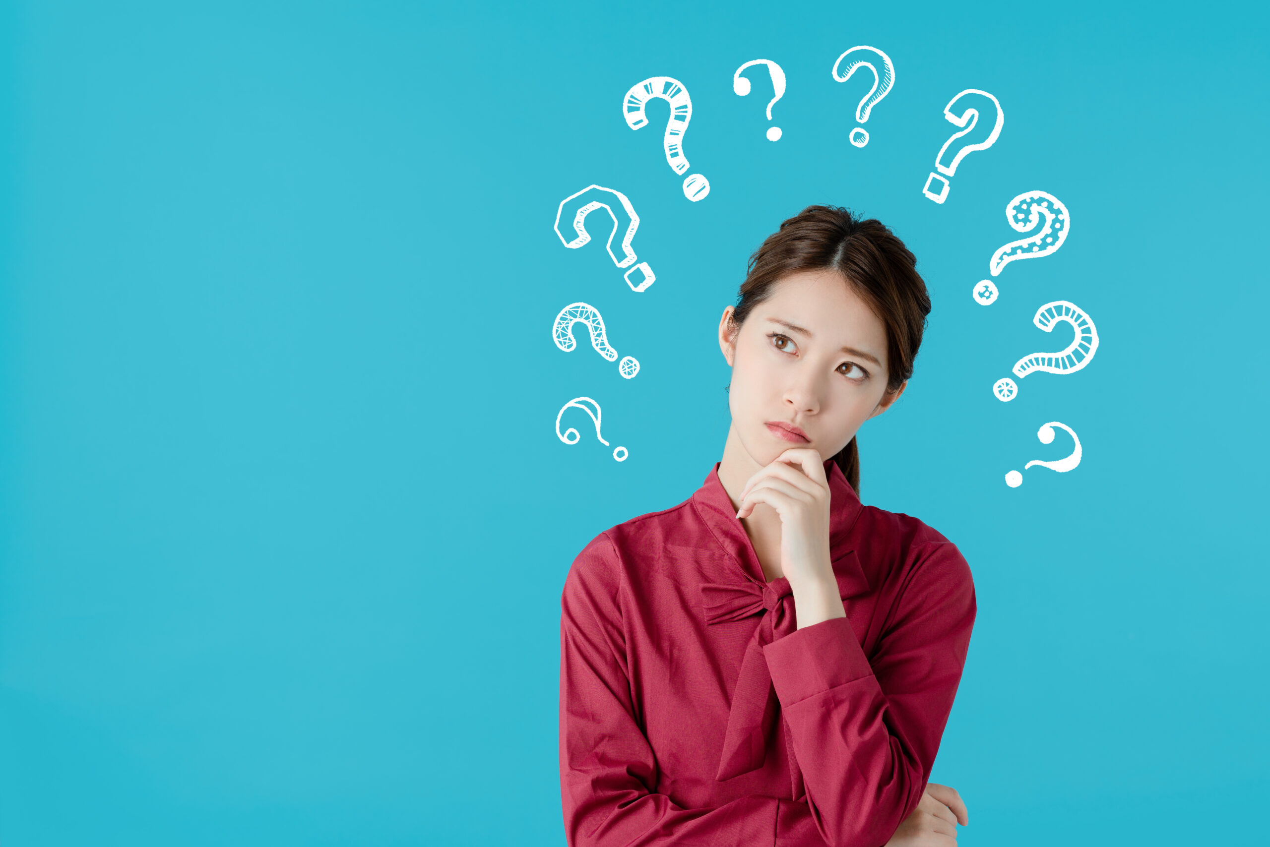 すきっ歯になる原因について考えている女性