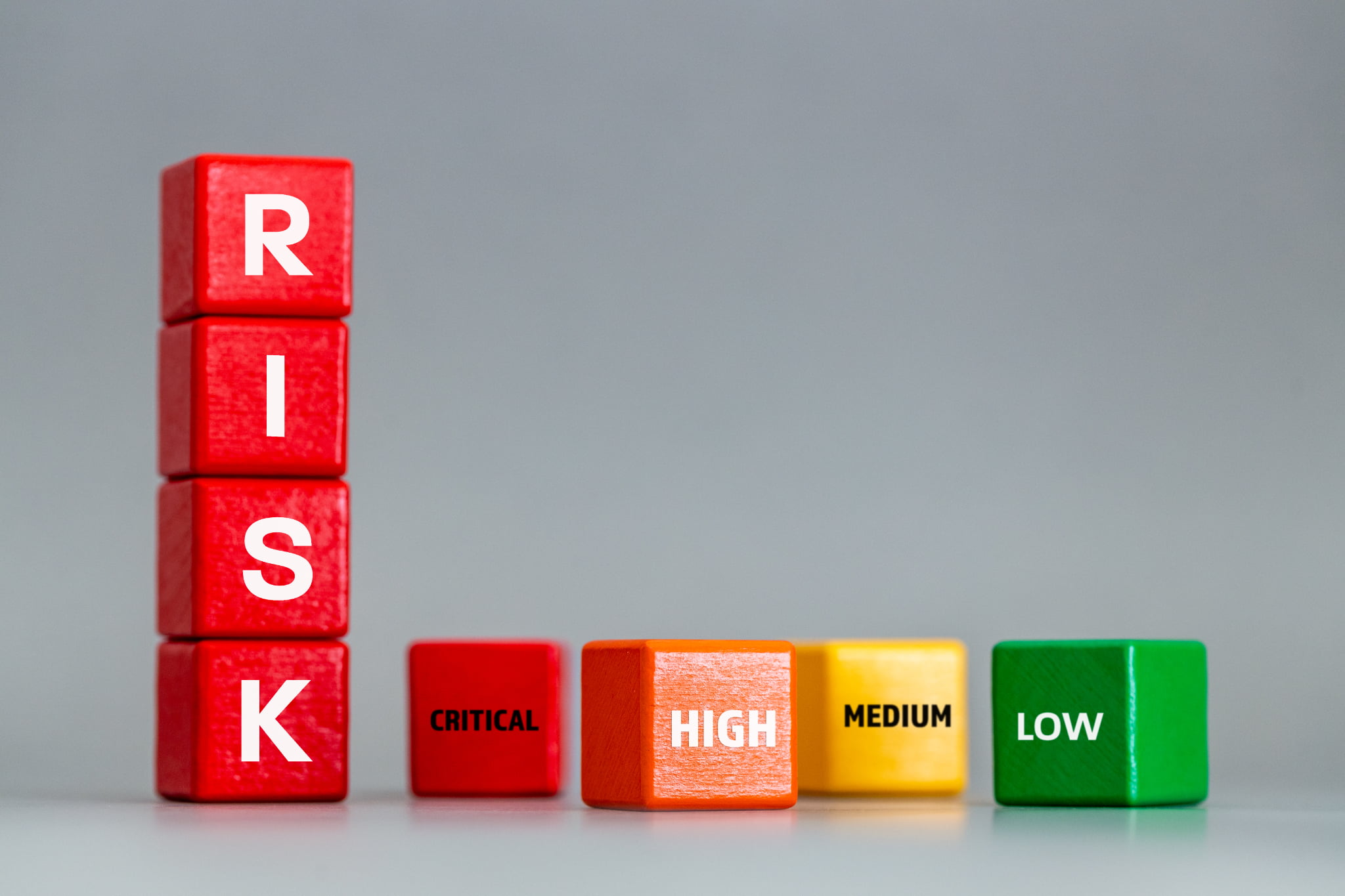 割れたマウスピースを装着し続けるリスクを説明するイメージ