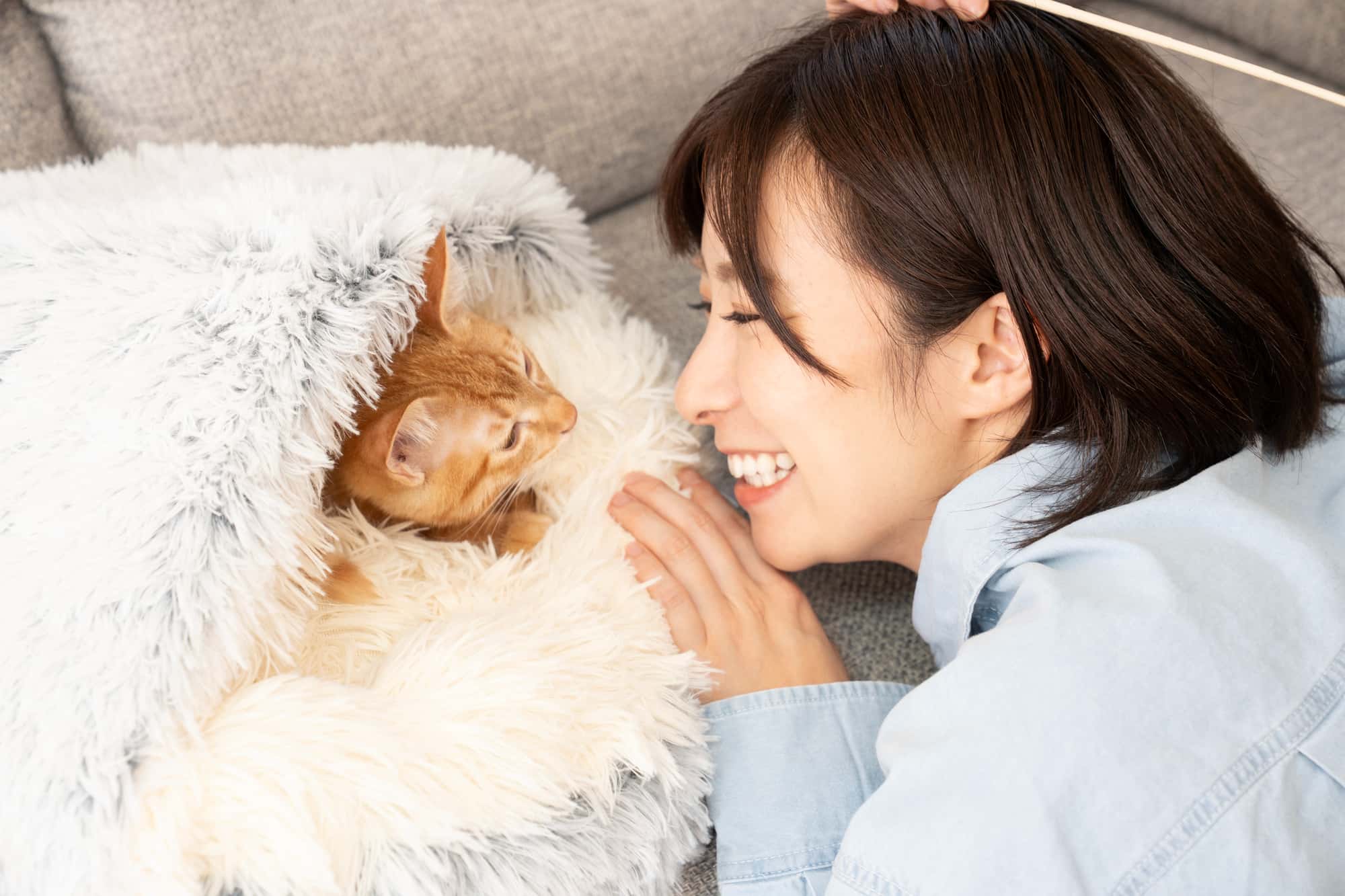 愛猫と戯れる女性