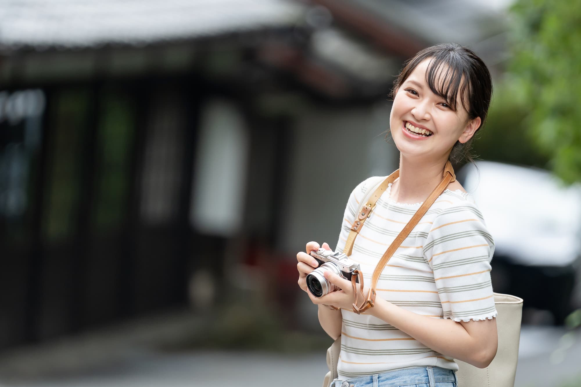 笑顔で写真を撮る女性