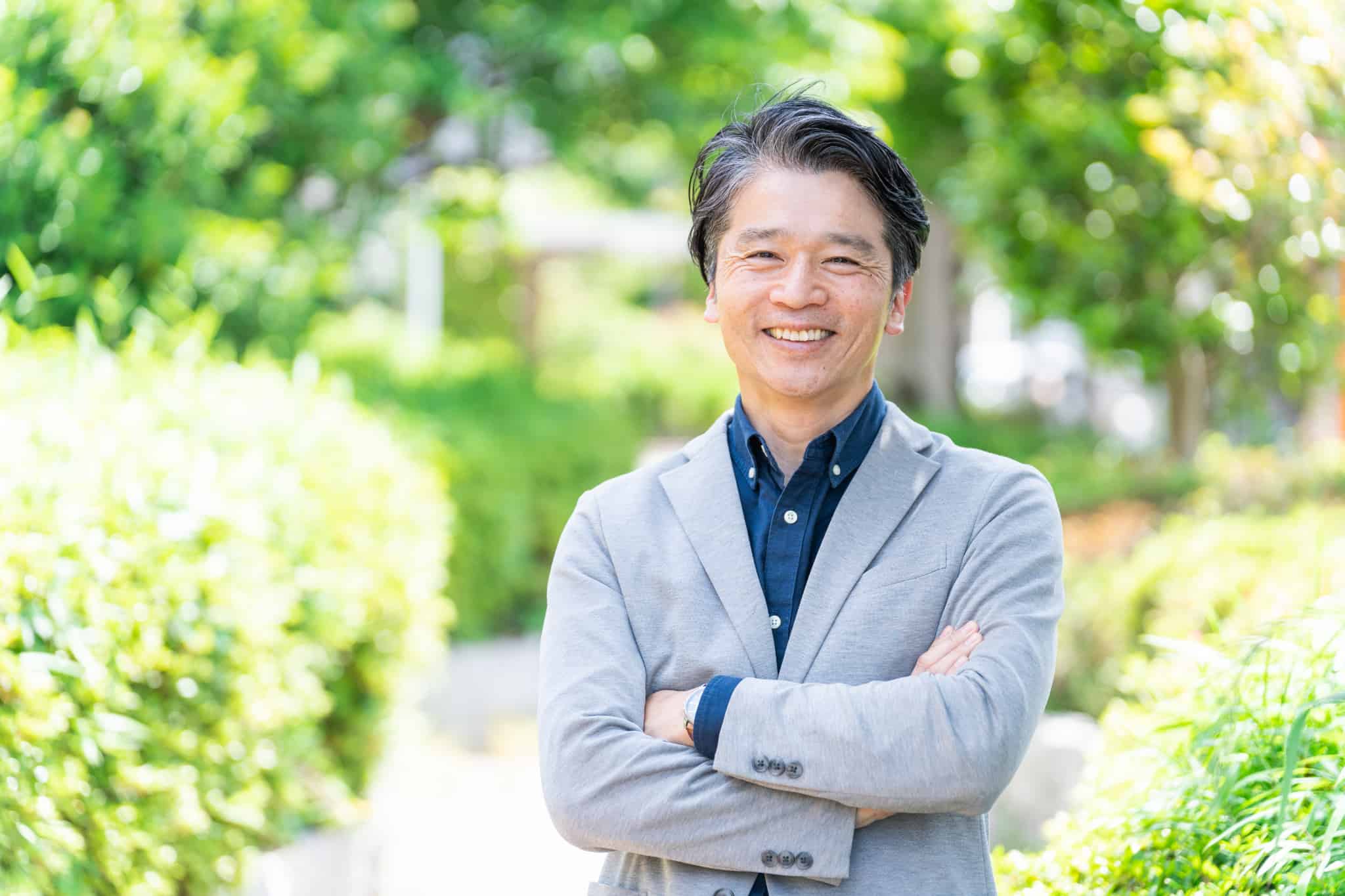 歯の黄ばみが落ちて笑顔の男性