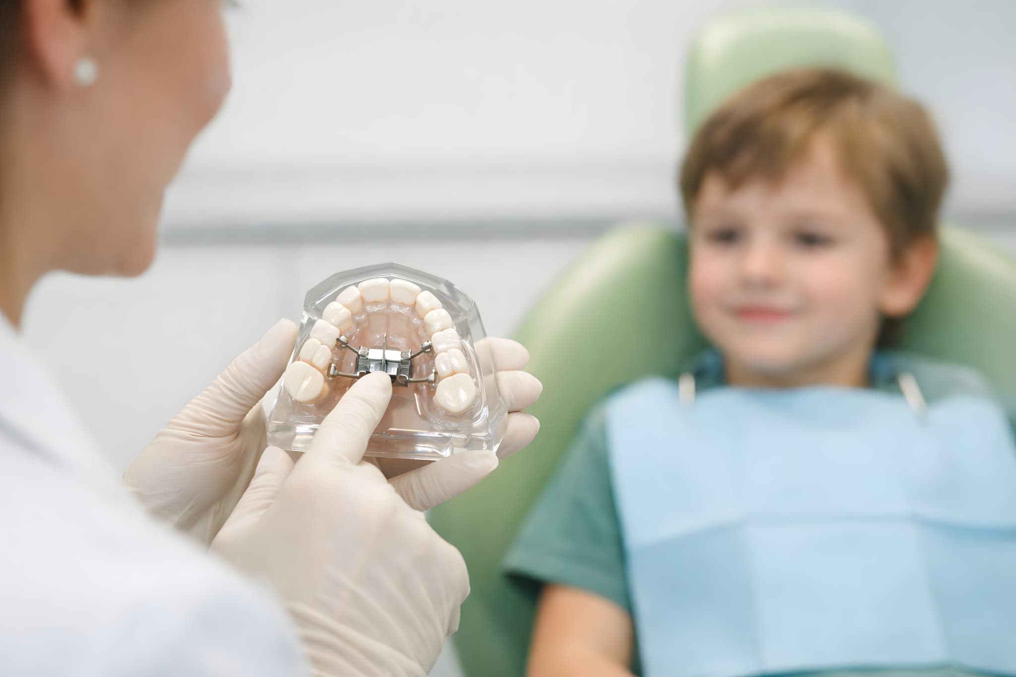 矯正装置の説明を受ける男の子