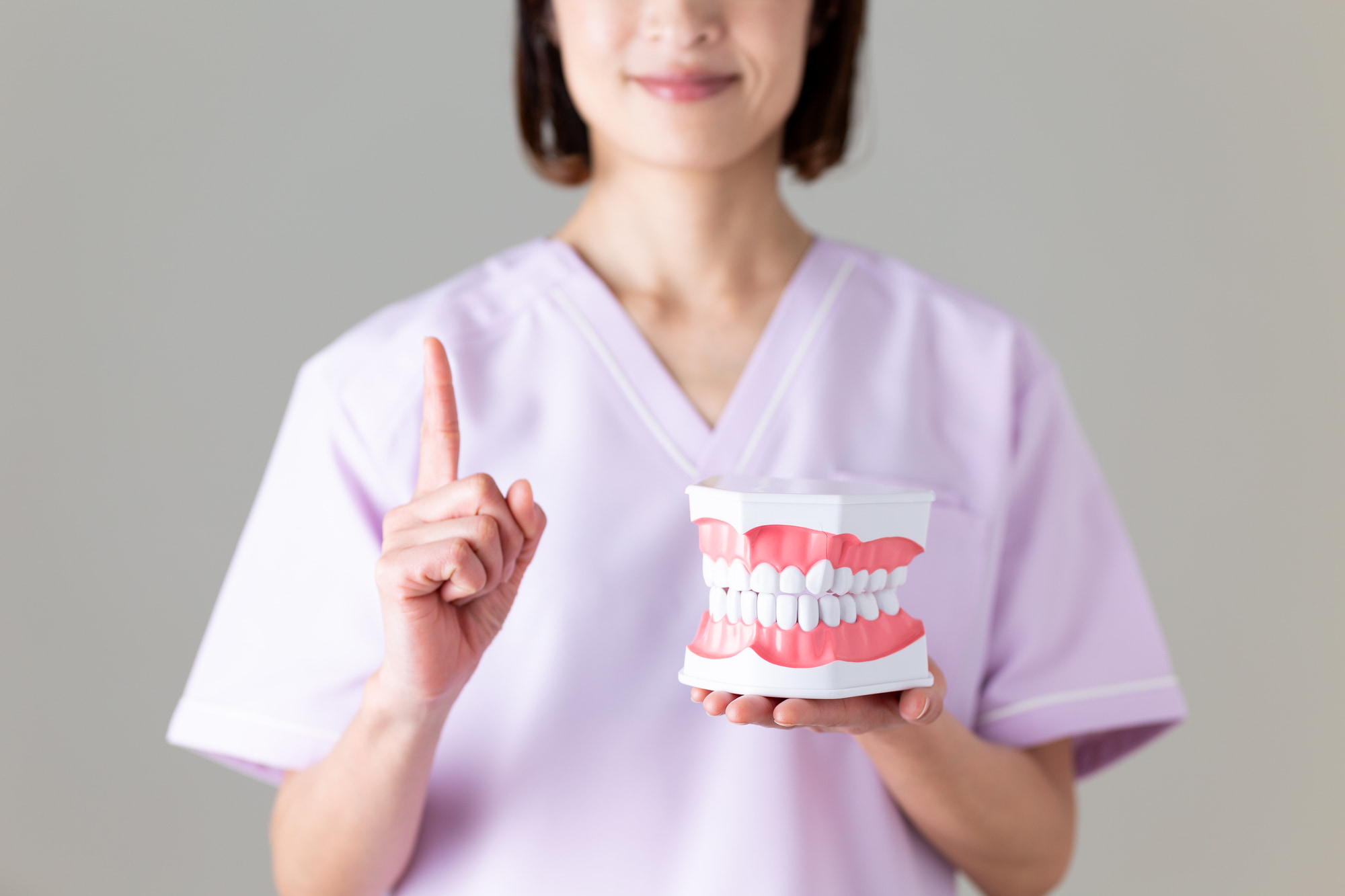 ワイヤー矯正中に口内炎ができやすい理由を説明する歯科医