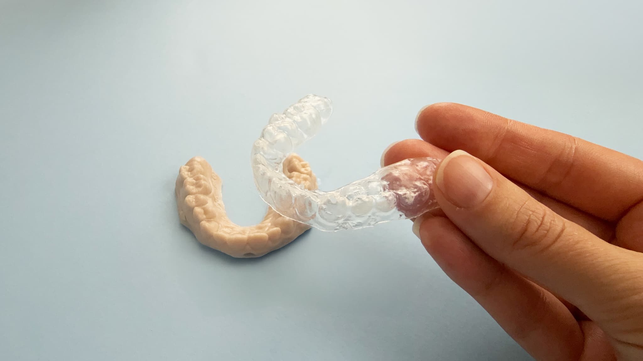 矯正用のマウスピースを持つ手