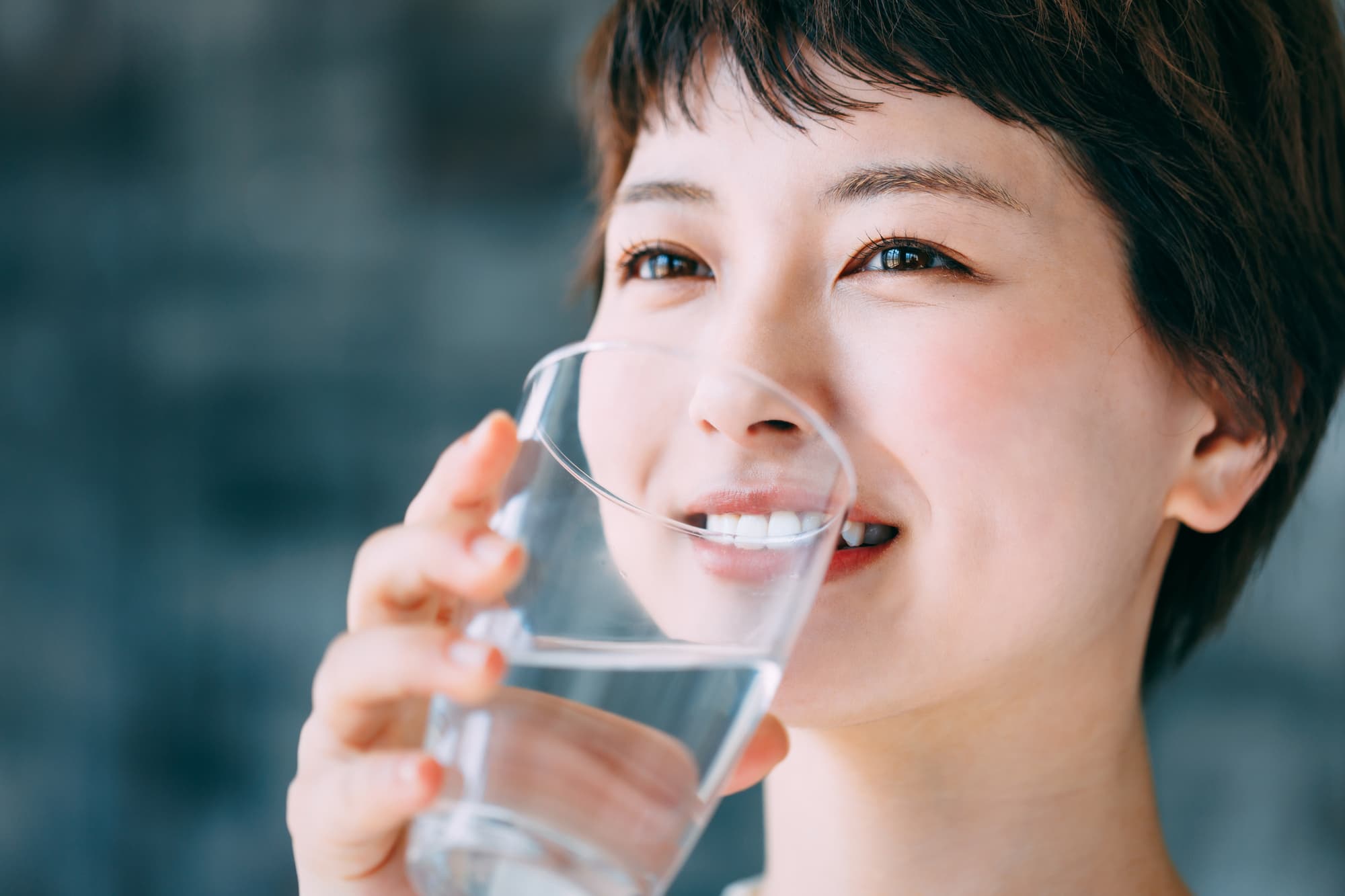 色素沈着を防ぐために食後にうがいをする女性