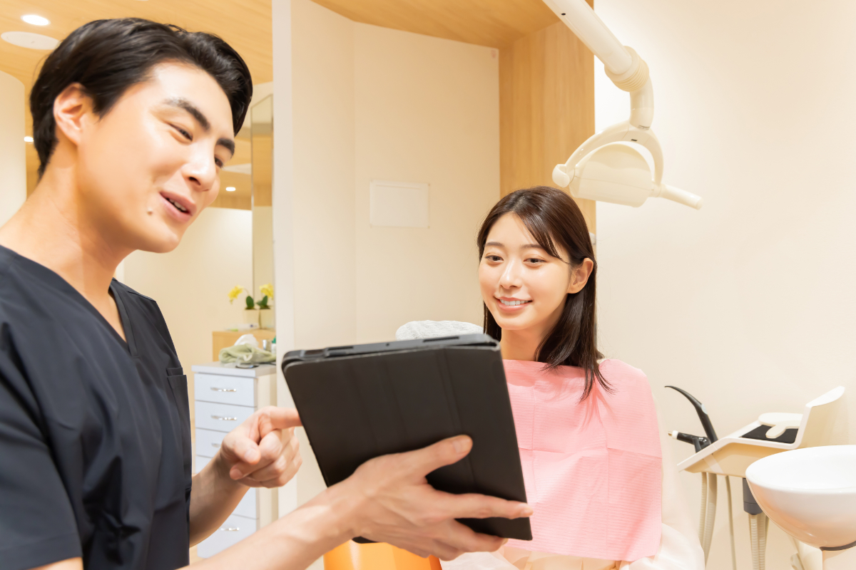 マウスピース矯正の流れを説明する歯科医師