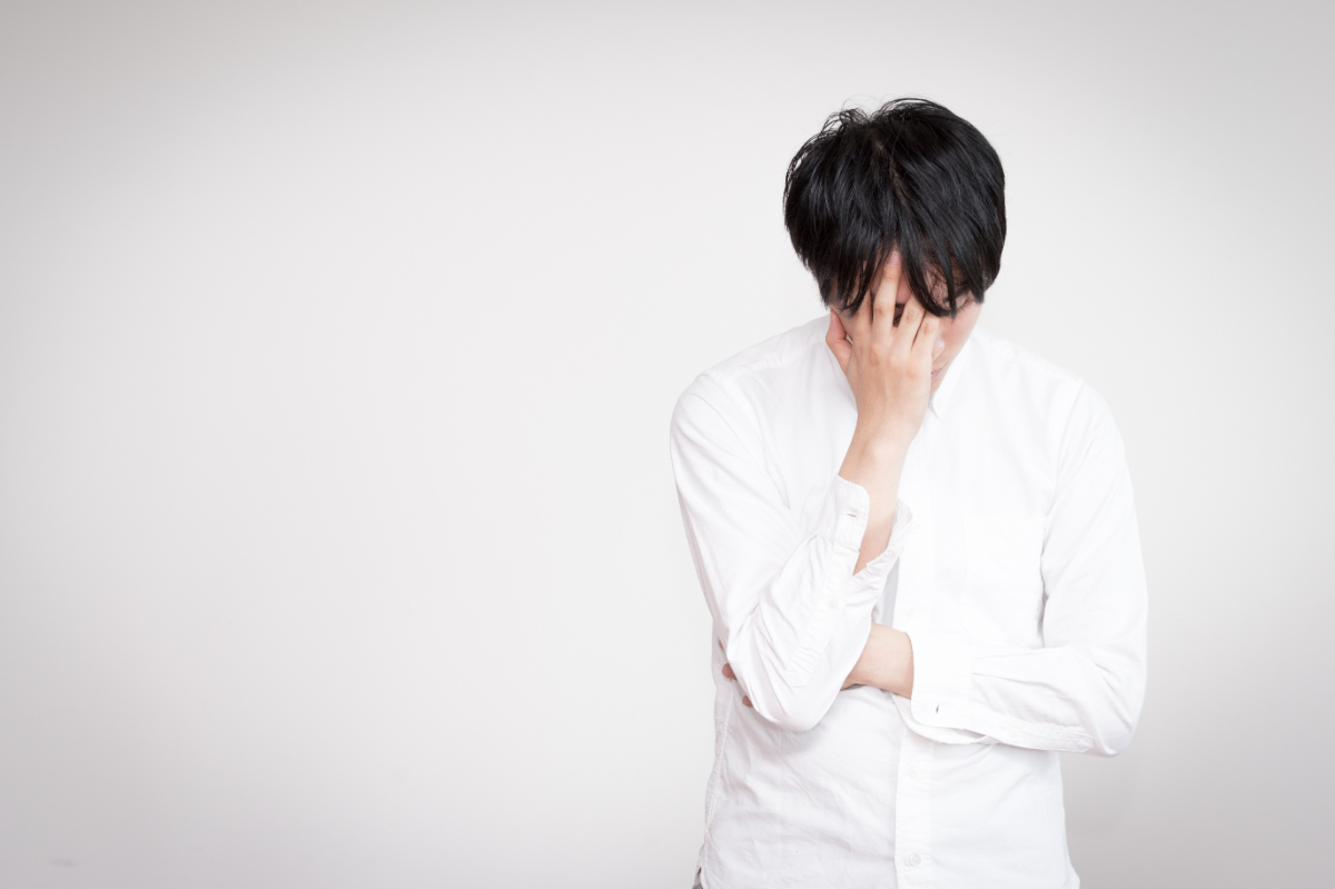 マウスピース矯正の治療期間が長くなることに悩む男性