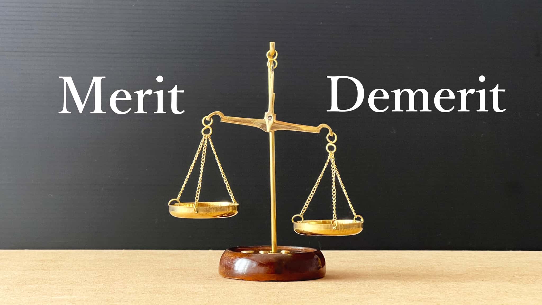 ホームホワイトニングのメリットとデメリットを示す文字と天秤