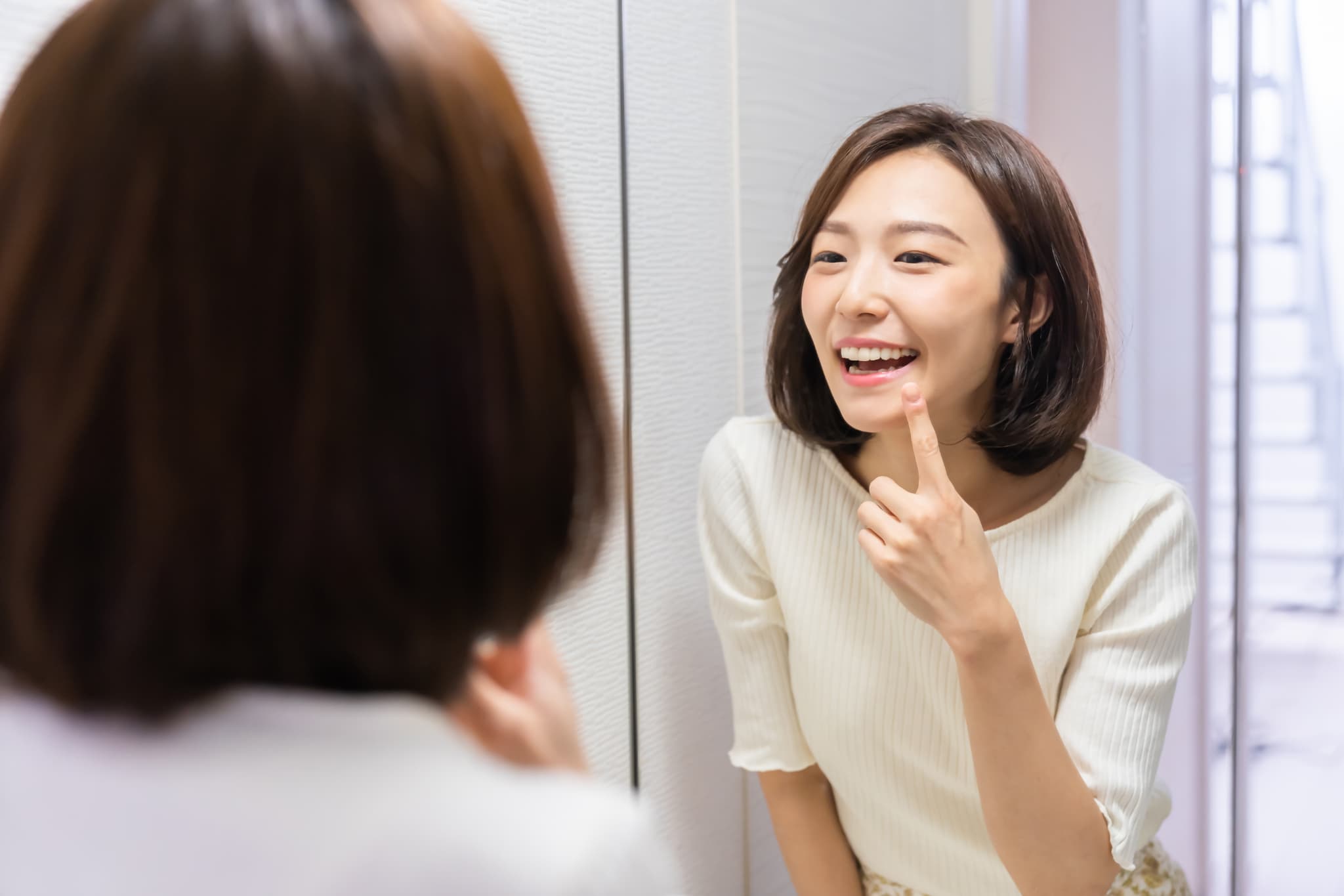 歯の矯正を終えて嬉しそうな女性