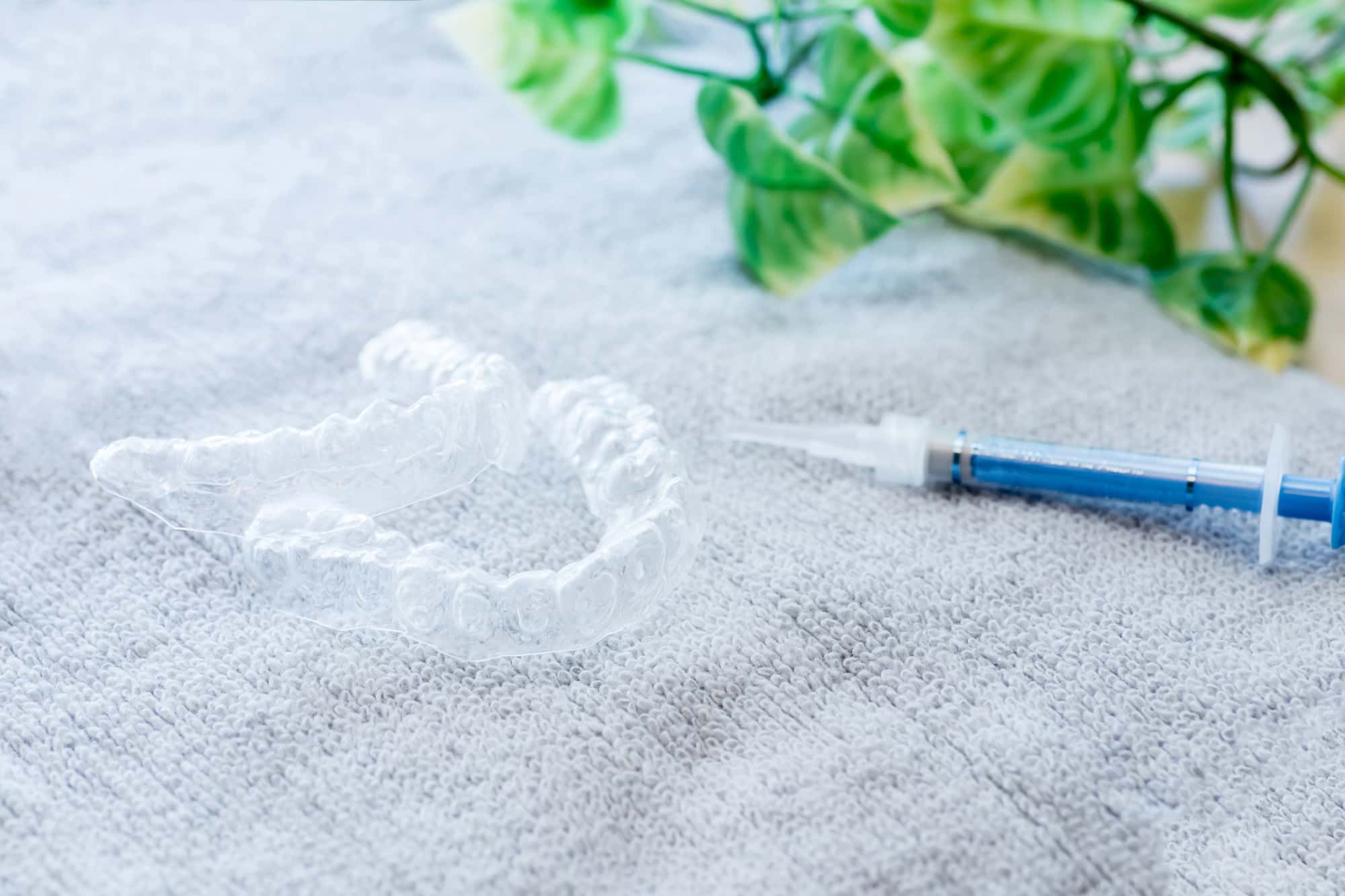 ホームホワイトニングで使用するマウスピースと薬剤入りのシリンジ