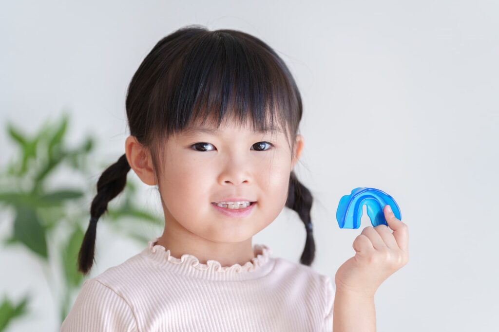 プレオルソを手に持った女の子