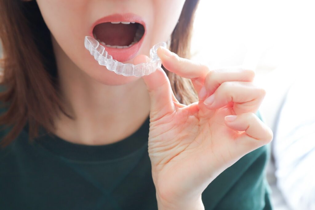 インビザラインですきっ歯治療をしている女性