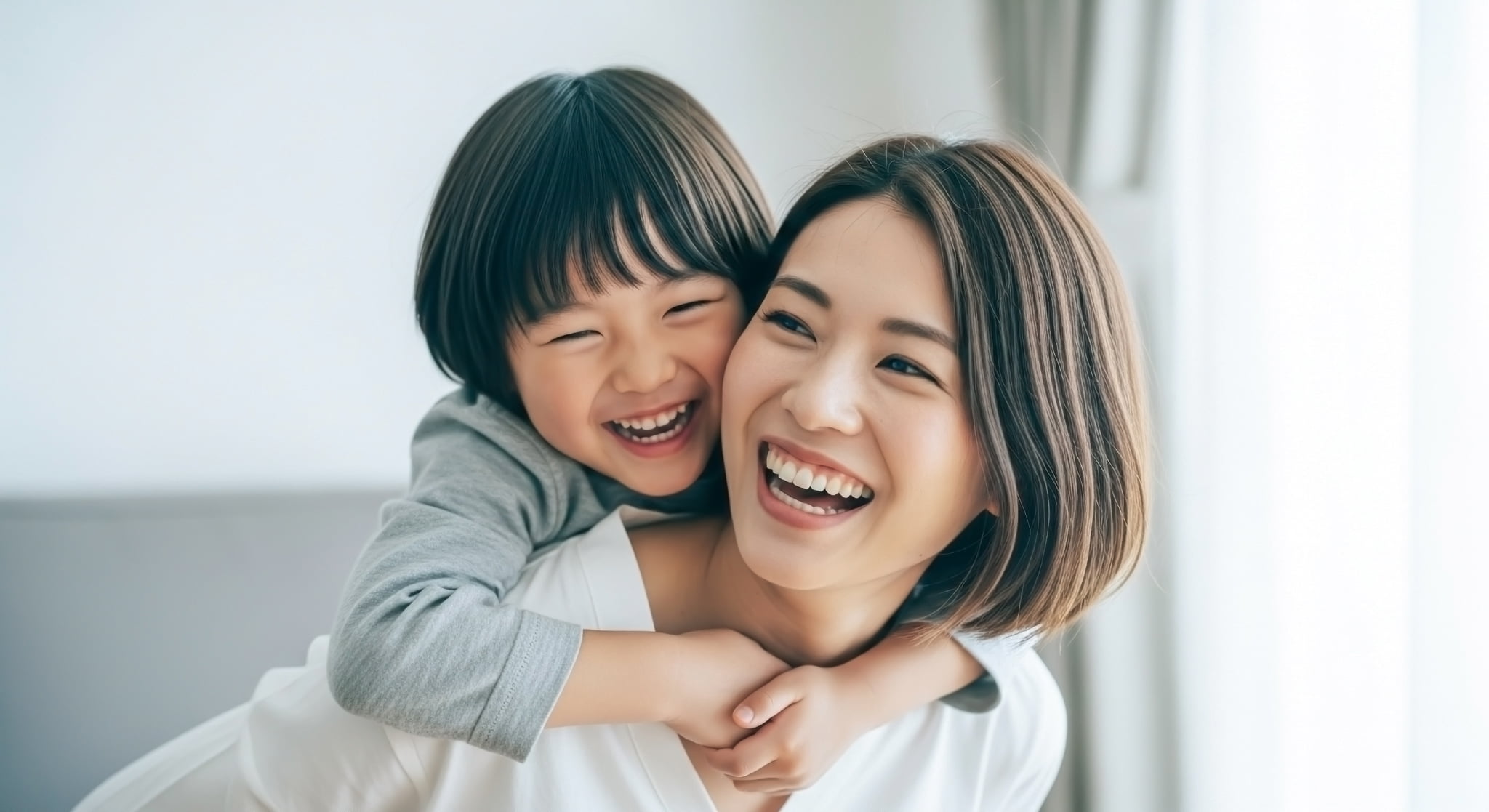 小児矯正で綺麗な歯並びになった男の子と笑顔の母親